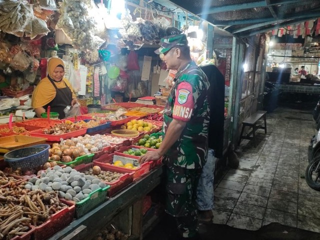 Babinsa Koramil 02/TB Monitoring Perkembangan Harga di Pasar Tradisional