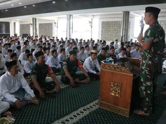 Danrem 052/Wijayakrama Berikan Materi Wawasan Kebangsaan Kepada Santri Pondok Pesantren