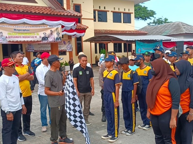 Danramil 10/Sukatani Lepas Peserta Lomba Gerak Jalan, Ratusan Peserta Tumpah Ke Jalan