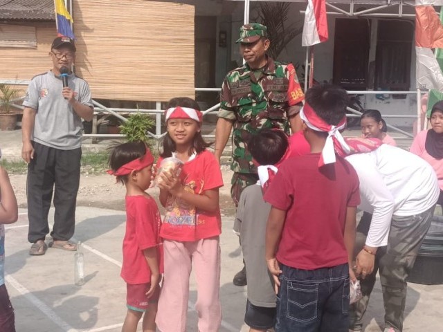 Babinsa Koramil 06/Cakung Bersama Warga Sambut HUT RI Ke-78 Gelar Lomba Rakyat