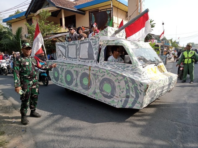 Babinsa Monitoring Lomba Karnaval, Ratusan Warga Desa Setiamekar Turun Ke Jalan