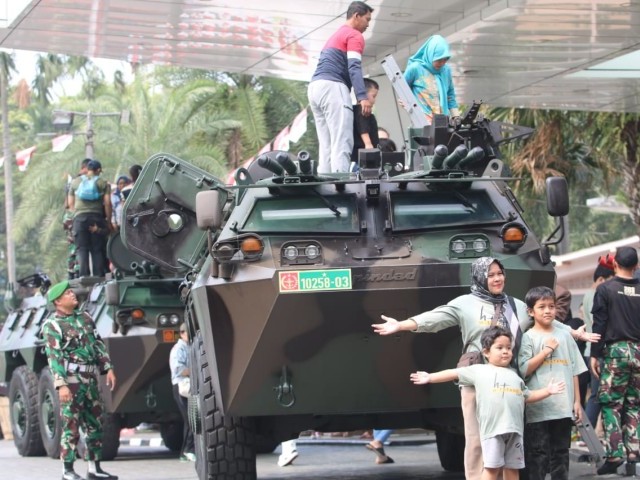 Masuki Hari Ke-5,  Antusiasme Masyarakat Hadiri Pameran Alutsista TNI Korem 052/Wijayakrama di Mall Living World Alam Sutera