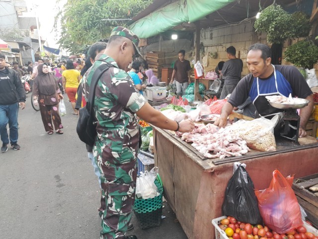 Pastikan Harga Stabil, Babinsa Sertu Sujanadi Monitoring Harga Bahan Pokok di Pasar Tradisional