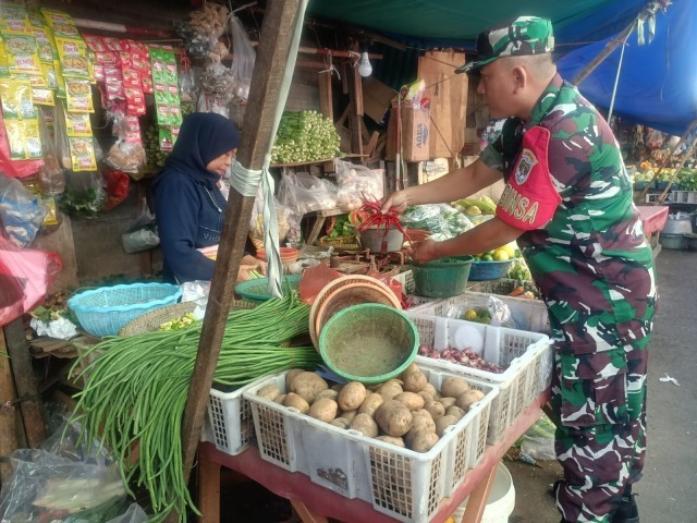 Turun Langsung di Pasar Tradisional, Babinsa Serda Candra Monitoring Perkembangan Harga Bahan Pokok