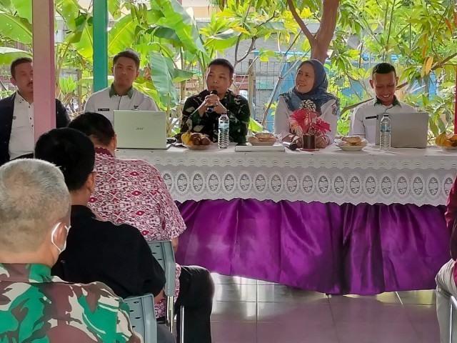 KOMSOS SILATURAHMI TIGA PILAR TEGAL ALUR. WADANRAMIL 06/KD BERSAMA LURAH TEGAL ALUR BERIKAN HIMBAUAN KEAMANAN