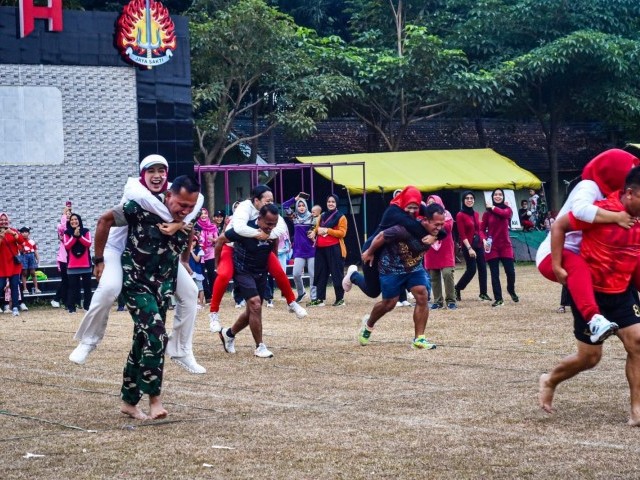 Sambut HUT RI Ke-78, Brigif Mekanis 1 PIK/JS dan Persit KCK Cab XI PD Jaya Adakan Lomba 17-An Bersama Warga Sekitar