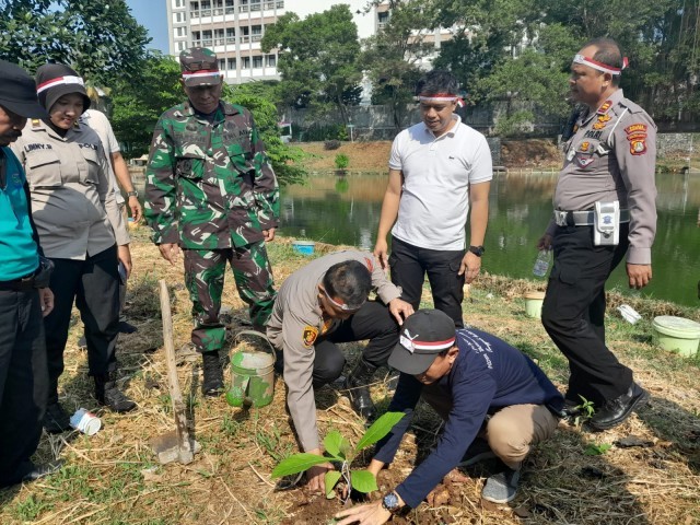 Danramil 05/Ciputat Ikuti Penanaman Seribu Pohon Serentak
