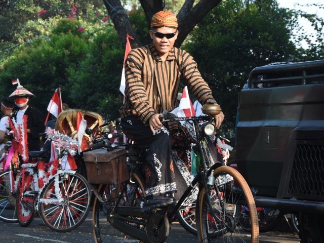 Danrindam Jaya bersama seluruh Personel Rindam Jaya dan warga mengikuti pawai karnaval budaya