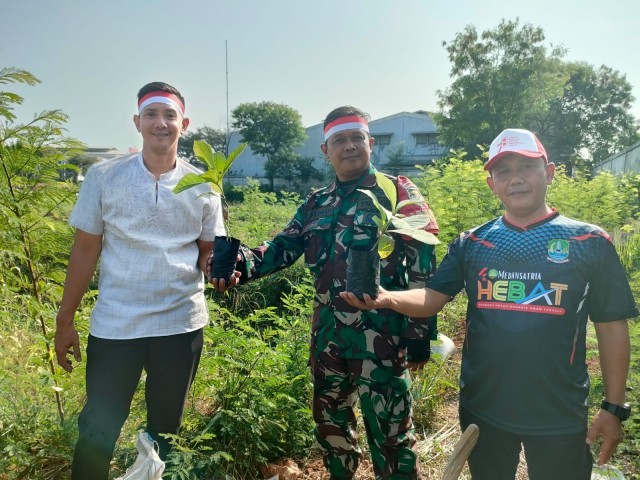 Babinsa Kali Baru Bersama Tiga Pilar Medan Satria Dan Warga Sukseskan Program Polri Lestarikan Negeri Penghijauan Sejak Dini