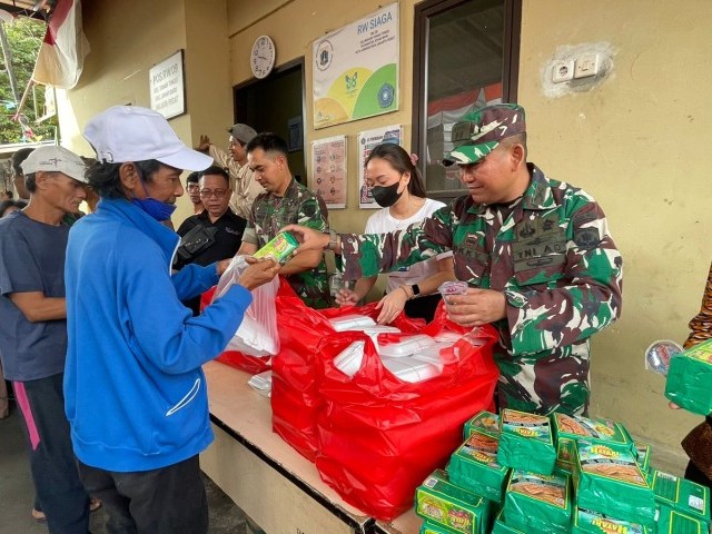 Berbagi Sesama, Koramil 08/JB Laksanakan Jumat Berkah Bersama Komunitas Sosial