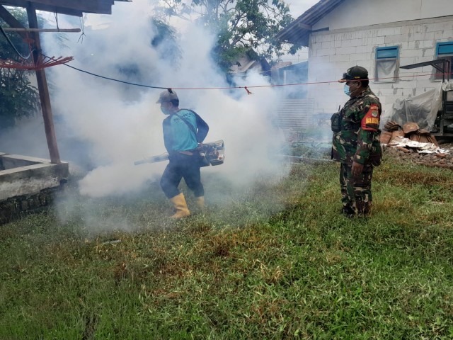 Babinsa Koramil 11/Pebayuran Babat Habis Nyamuk Malaria