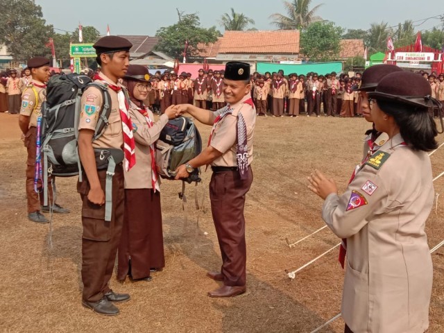 Babinsa Sertu Heri Wahyudi Hadiri Upacara Penutupan Jambore Ranting Kecamatan Sindang Jaya Tahun 2023
