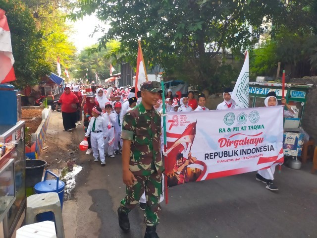 Babinsa Koramil 01/Tamansari Sertu Suharno Monitoring Giat Karnaval MI At Taqwa