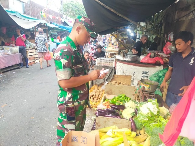 Rutinitas Cek Harga Sembako, Babinsa Sertu Suharno Sambangi Pasar