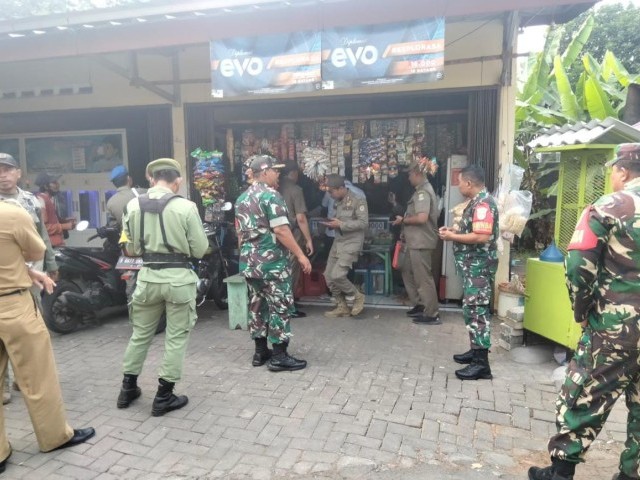 Berantas Peredaran Rokok Ilegal, Babinsa Koramil 02/Pondok Gede Bersama Petugas Gabungan Bea Dan Cukai Sita Rokok Ilegal