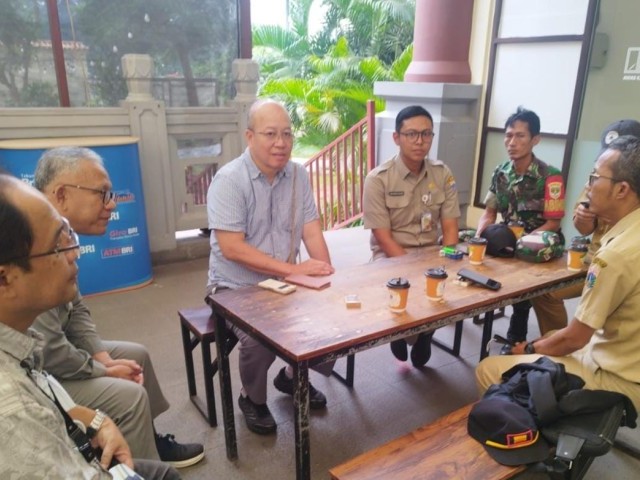Babinsa Koramil 01/Tamansari Hadiri Giat Koordinasi Pembongkaran Lampu Penerangan dan Signage Starbuck Depan Gedung Chinatown