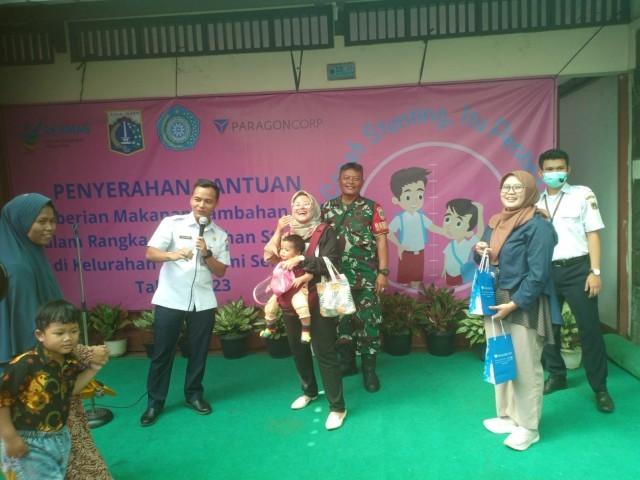 Babinsa Koramil 05/KJ Dampingi Ibu Walikota Jakarta Barat Pemberian Bantuan Kepada Warga Stunting