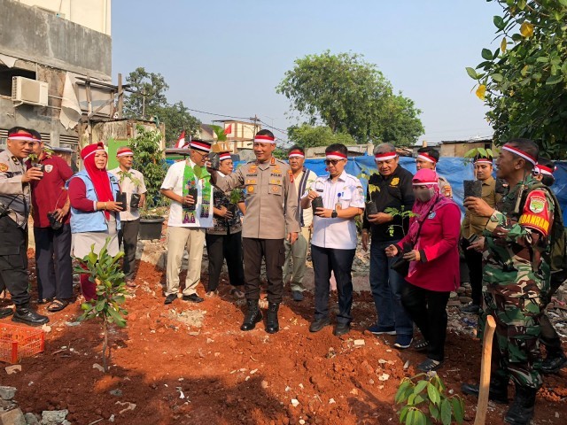 Babinsa Koramil 05/Tanah Abang Hadiri Bakti Sosial Penanaman Pohon