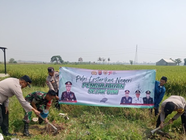 Babinsa Koramil 09/Mauk Serter Tanam 1000 Pohon