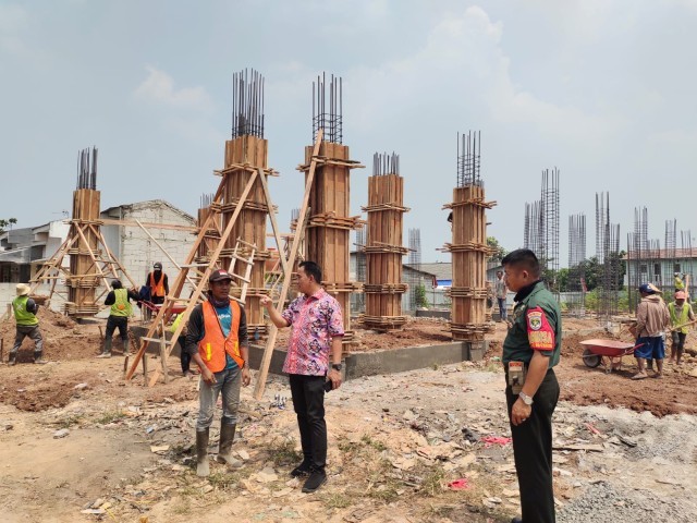 Dampingi Lurah, Babinsa Koramil 02/Curug Monitoring Pembangunan Gedung Sekolah Di Wilayah Binaan