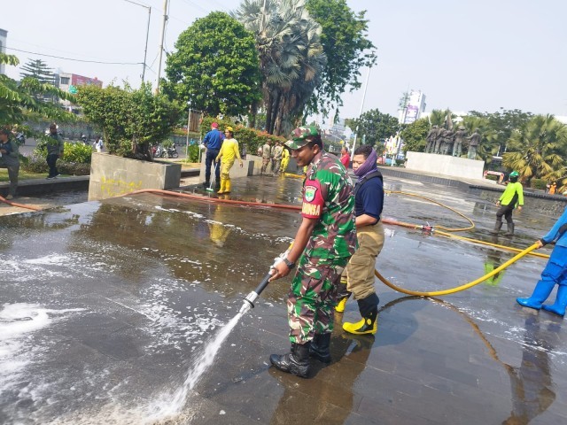 Wujudkan Lingkungan Nyaman dan Bersih Babinsa Koramil 03/Senen melaksanakan Kerja Bakti Bersama Aparat di Wilayah