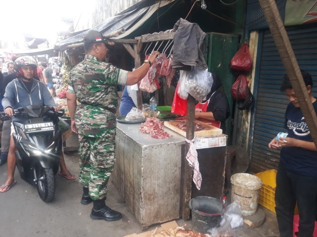 Pantau Harga Sembako, Babinsa Serda Amramus Sambangi Pasar di Wilayah Binaan