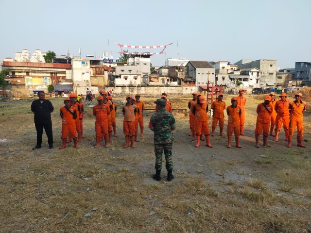 Babinsa Sertu Suharno Pimpin Apel dan Berikan Latihan PBB Anggota PPSU Kelurahan Tangki