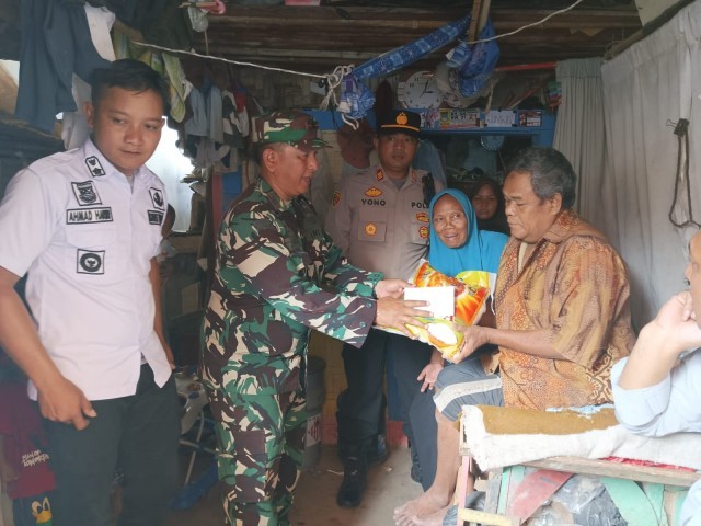 Jumat Berkah Koramil 09/Mauk Bersama Muspika Kecamatan Mauk Bagikan Beras