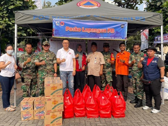 Koramil 04/Gambir bersama Yayasan Love All Serve All beri Bantuan Ratusan Paket Makanan pada Korban Kebakaran Petojo Selatan