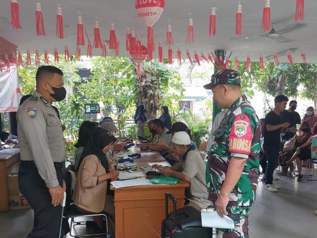 Demi Lancarnya Kegiatan, Babinsa Koramil 05/KJ Giat Pengamanan Pembagian Kartu ATM Untuk Lansia