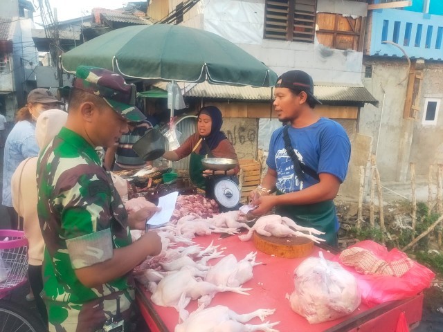 Pantau Harga Sembako, Babinsa Sertu Suharno Eksis Turun Pasar di Hari Minggu