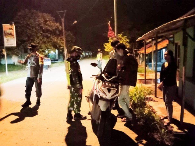 Tekan Angka Kejahatan Babinsa Bersama Pihak Kepolisian Gelar Patroli Malam