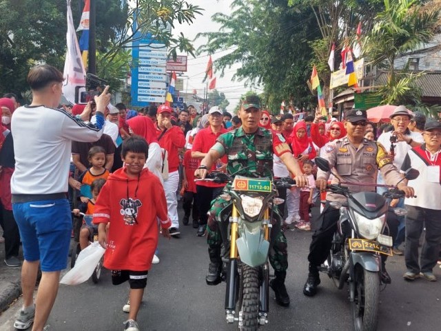 Sukseskan Pawai Karnaval Dirgahayu Kemerdekaan RI ke 78 Oleh Babinsa Koramil 06/Cakung