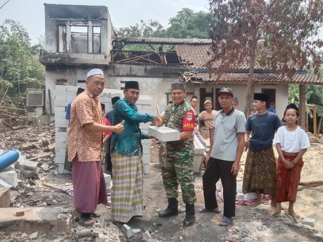 Progam TNI peduli Santri, Koramil 05/Balaraja Serahkan bahan bangunan ke ponpes Sirojul Qur'an paska terkena Musibah kebakaran