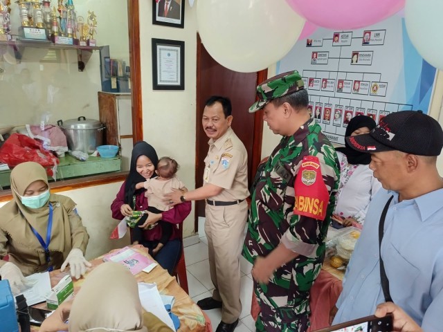 Babinsa Koramil 02/TB Serka Nurhasan bersama Sertu Sarip Monitoring Giat Posbindu di Wilayah Binaan