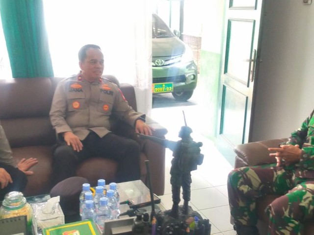 SILATURAHMI JAGA SOLIDITAS TNI - POLRI, WADANRAMIL 06/KALIDERES SAMBUT KAPOLSEK DAN WAKAPOLSEK KALIDERES DI KORAMIL 06/KALIDERES KODIM 0503/JAKARTA BARAT
