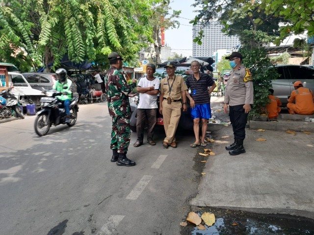 Bersama Tiga Pilar, Babinsa Serka Rudiyanto Sosialisasikan Untuk Tidak Membakar Sampah