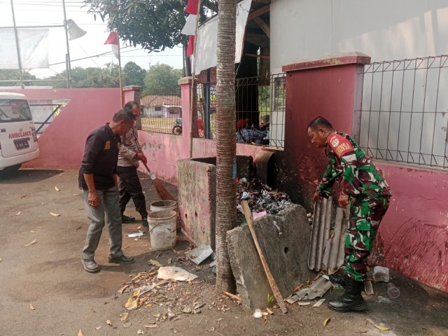 Serter Babinsa Dan Bhabinkamtibmas, Imbau Warga Tidak Bakar Sampah Sembarangan