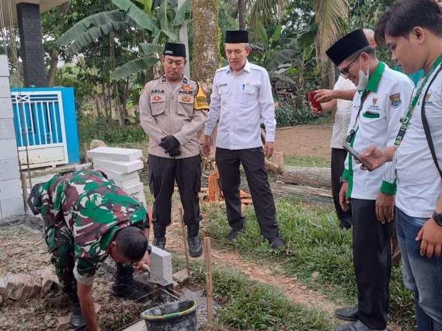 Babinsa Serma Yayan Sopyan Hadiri Peletakan Batu Pertama Bedah Rumah RTLH Di Wilayah Binaan