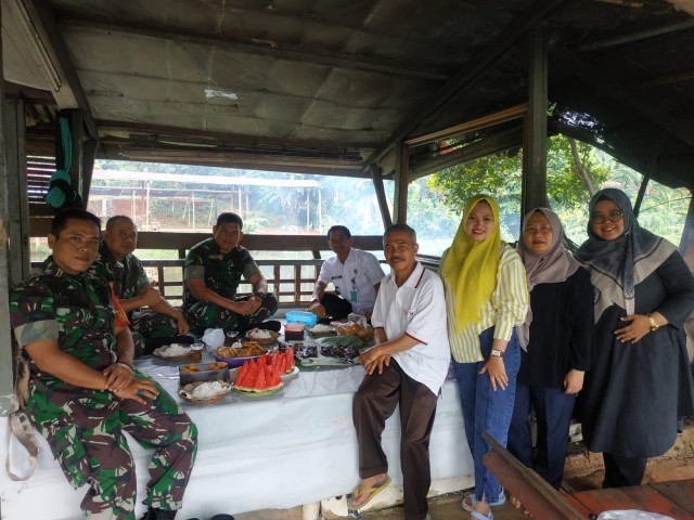 Komsos Bersama 3 Pilar dan Warga, Danramil 08/Pml Monitoring Wilayah Teritorialnya