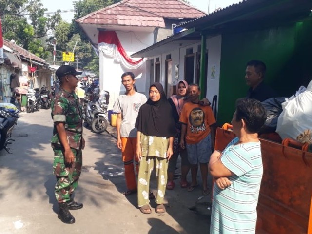 Babinsa Koramil 04/Gambir Melaksanakan Sosialisai Kepada Warga Binaan Agar Tidak Membakar Sampah Sembarangan