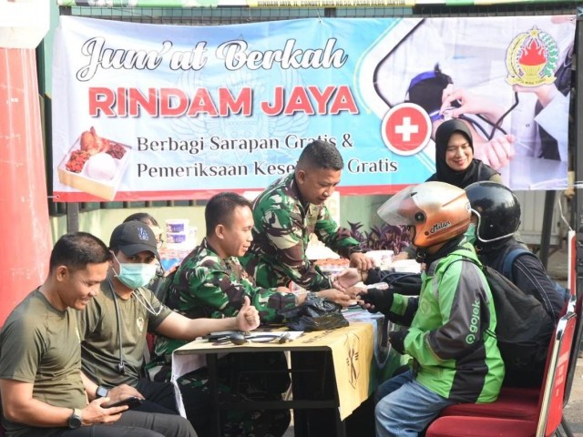 Rindam Jaya menggelar Jumat Berkah dengan Membagikan Sarapan Gratis dan Pemeriksaan Kesehatan Gratis