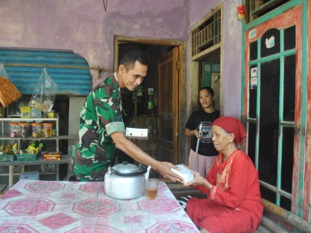 Peduli Masyarakat Sekitar, Kodim 0510/Tigaraksa Bagikan Nasi Kotak
