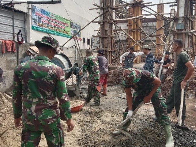 Hilangkan Penyakit Masyarakat, Warga Bersama TNI Bangun Masjid