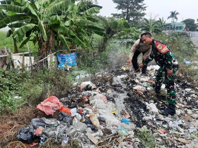 Babinsa Koramil 11/Pasar Kemis Ingatkan Warga Tidak Buang Dan Bakar Sampah Sembarangan4