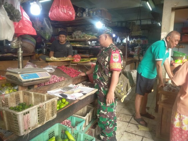 Pantau Situasi Pasar, Babinsa Serda Amramus Cek Harga Sembako