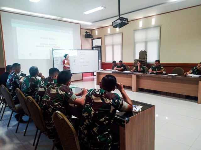 Pertajam Kemampuan Berbahasa Asing, Prajurit Brigif Mekanis 1 PIK/JS Mengikuti Program Kursus Bahasa Inggris