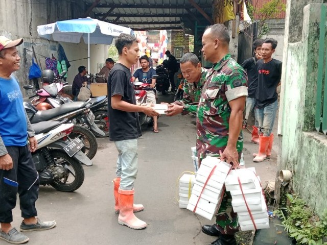Babinsa Koramil 05/Tanah Abang melaksanakan kegiatan Jumat Berkah