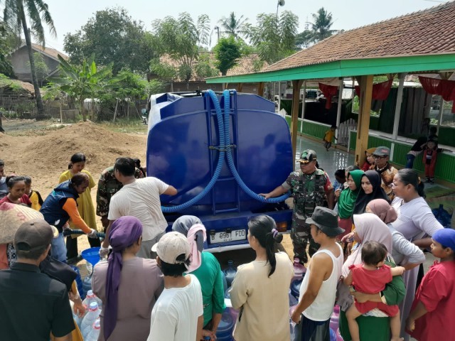 Dampak Kekeringan, Babinsa Distribusikan Air Bersih