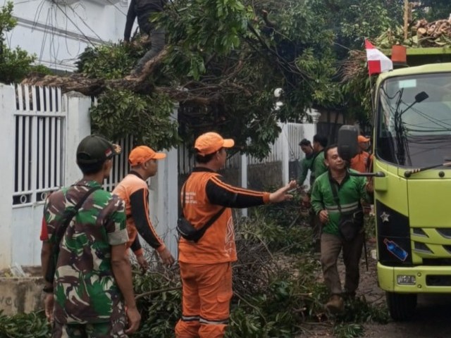 Babinsa Koramil 03/Senen Melaksanakan Kerja Bakti Bersama PPSU